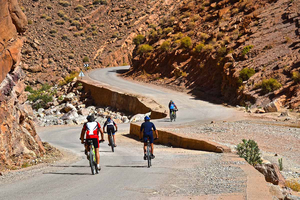 Pedalando pelas montanhas do Atlas, em Marrocos.